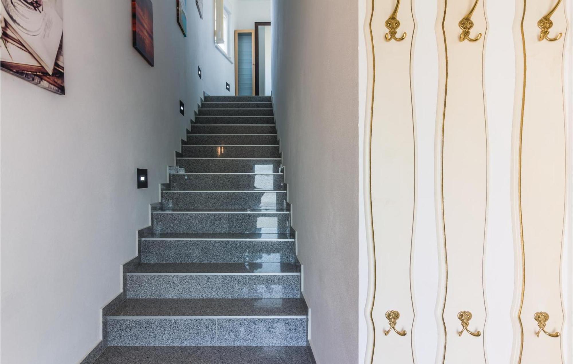 Stunning Apartment In Fazana With House Sea View 外观 照片